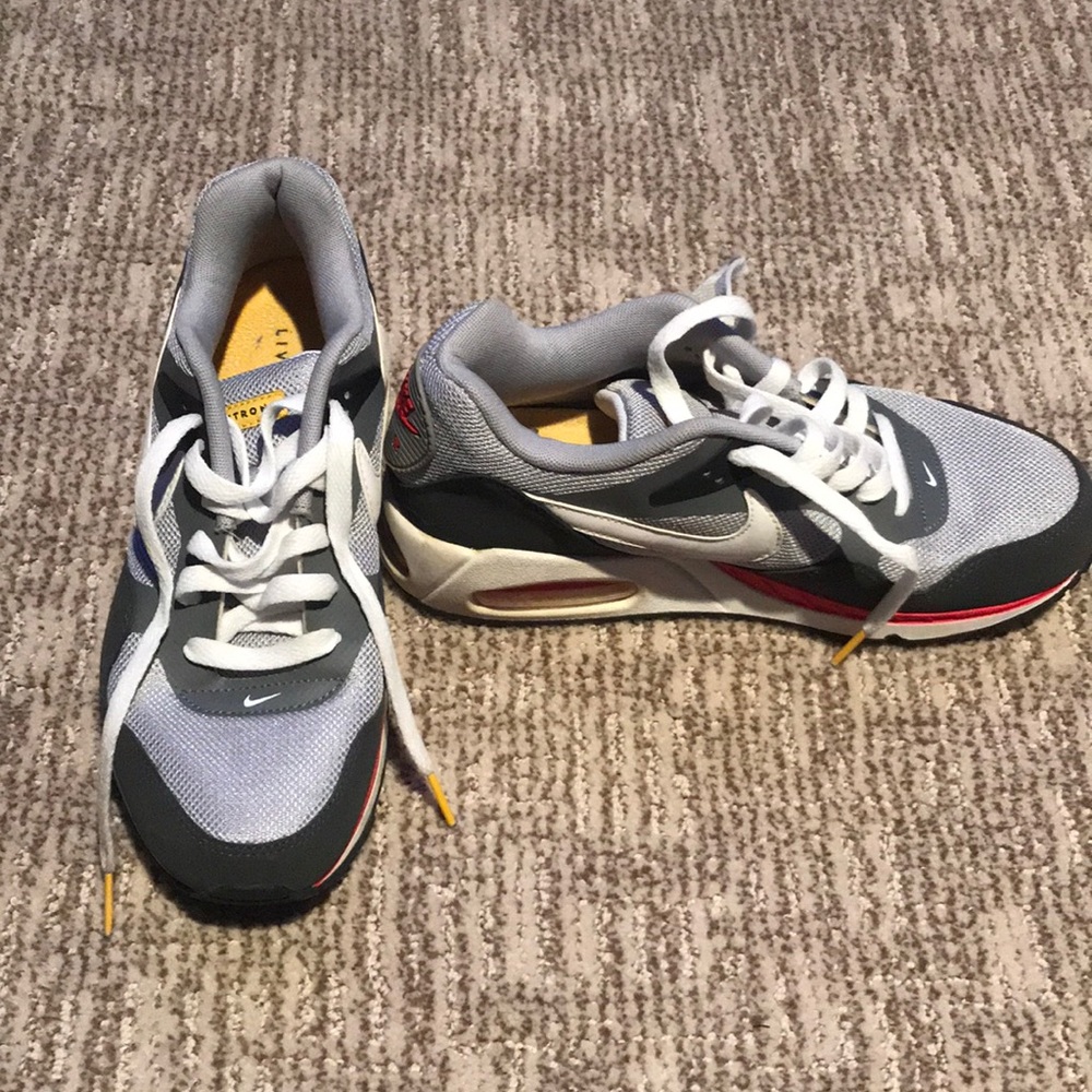 Nike Air Livestrong women’s 7.5 sneaker